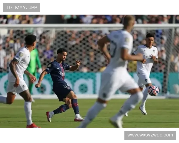 欧冠小组赛精彩回顾：豪门球队纷纷晋级，黑马爆冷出线引发热议