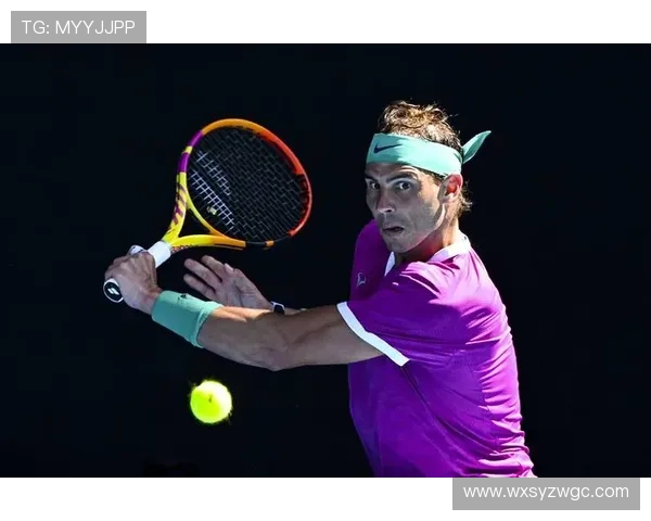 网球巨星奋战澳网赛场 赛季首战角逐激烈引人注目